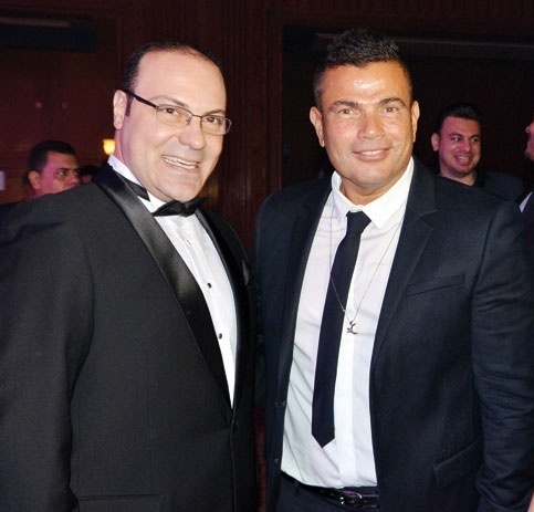 رغم خلافاته مع الشركة عمرو دياب في زفاف المدير التنفيذي لـ «روتانا»