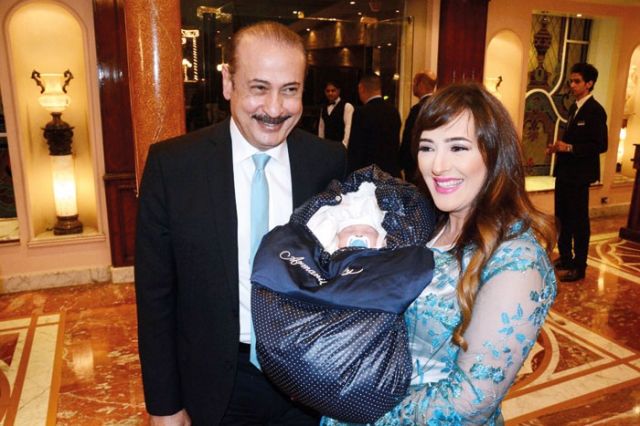 عمرو مكين وسناء يوسف ومولودهما ياسين
