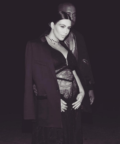 شاهدوا الصور الأولى لكيم كارداشيان بعد الولادة