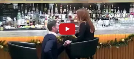 بالفيديو - طلب يدها على الهواء مباشرة... شاهدوا رد فعلها