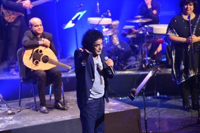 بالصور - محمد منير يغني يخطف الأضواء ويرفض التحدث بالإنكليزية