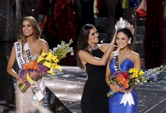 بالفيديو- خطأ رهيب في ملكة جمال الكون...توّجوا الملكة الخطأ ثم سحبوا التاج منها على الهواء!