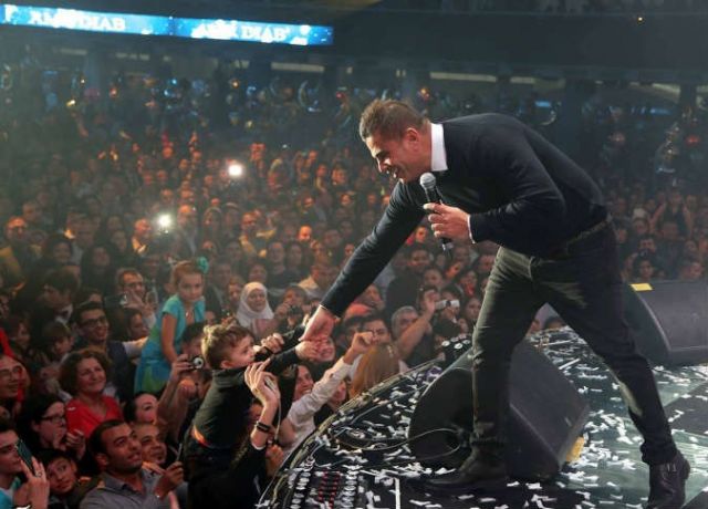 بالارقام – أجور الفنانين في رأس السنة.. عمرو دياب الأعلى أجراً بين الرجال من الاولى بين الفنانات؟