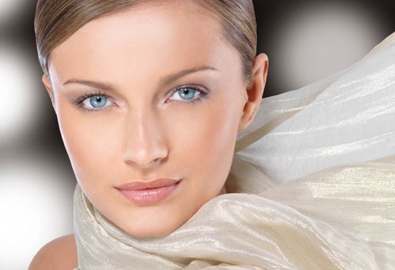 خطوات بسيطة تحوّل ماكياج النهار إلى إطلالة لسهرة