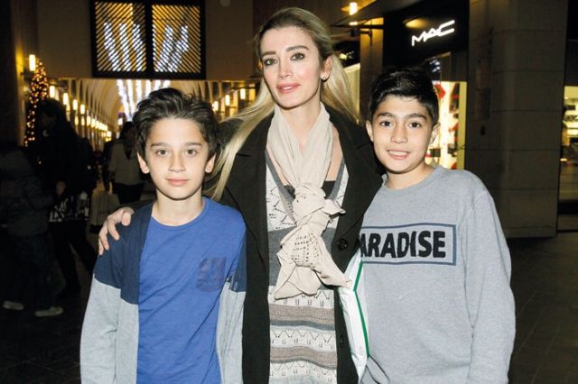 أمل قاروق مع ولديها داني والياس