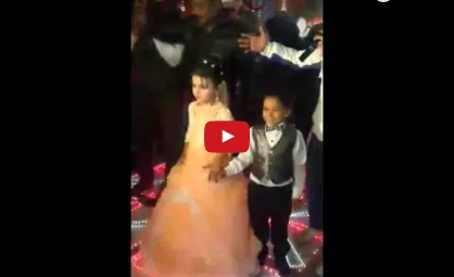 بالفيديو – لن تصدقوا: العروس عمرها 8 أعوام والعريس 9