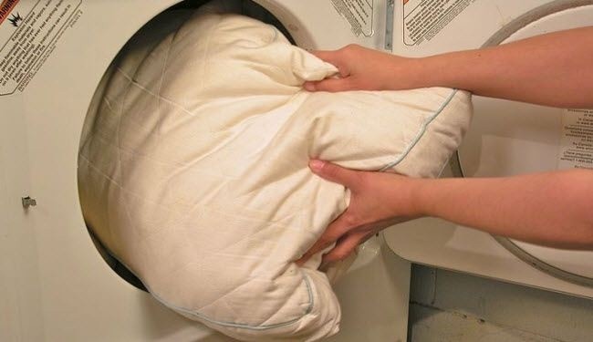 إليك الطريقة الأسهل لإزالة الإصفرار عن وسائد النوم