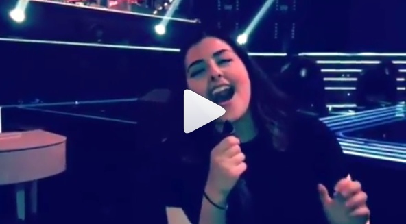 بالفيديو- ماذا فعلت كريستين سعيد حتى حضنها كاظم الساهر وقال لها 