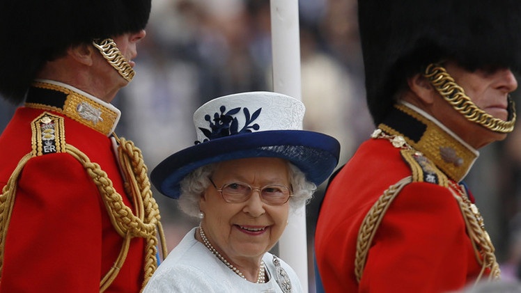 بالفيديو - حارس الملكة اليزابيث يفقد أعصابه.. شاهدوا ردة فعله!