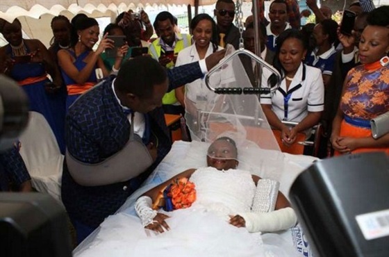 بالصور – أغرب زفاف لهذا العام.. على نقالة في المستشفى!!