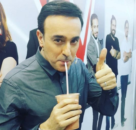 بالصور والفيديو – صابر ينشر لحظات حب مع زوجته وحمزة من كواليس thevoice