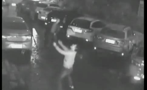 بالفيديو - شاب يلتقط فتاة سقطت من الطابق 11.. شاهدوا ماذا حصل؟