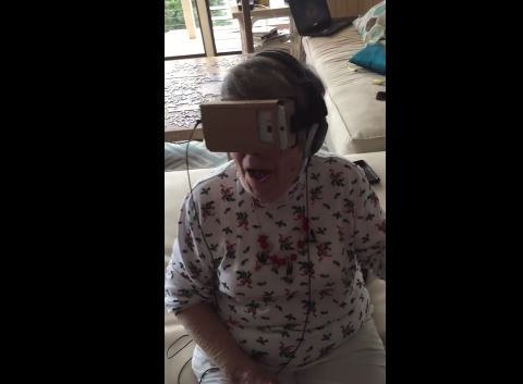 بالفيديو - رد فعل طريف لعجوز تضع سماعات الواقع الافتراضي لأول مرة؟