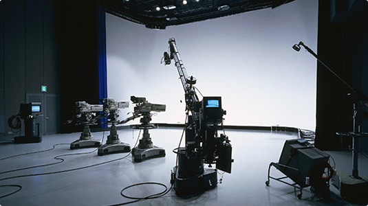 بالفيديو - مذيع يفاجئ الجميع ويستضيف ابنته الرضيعة!