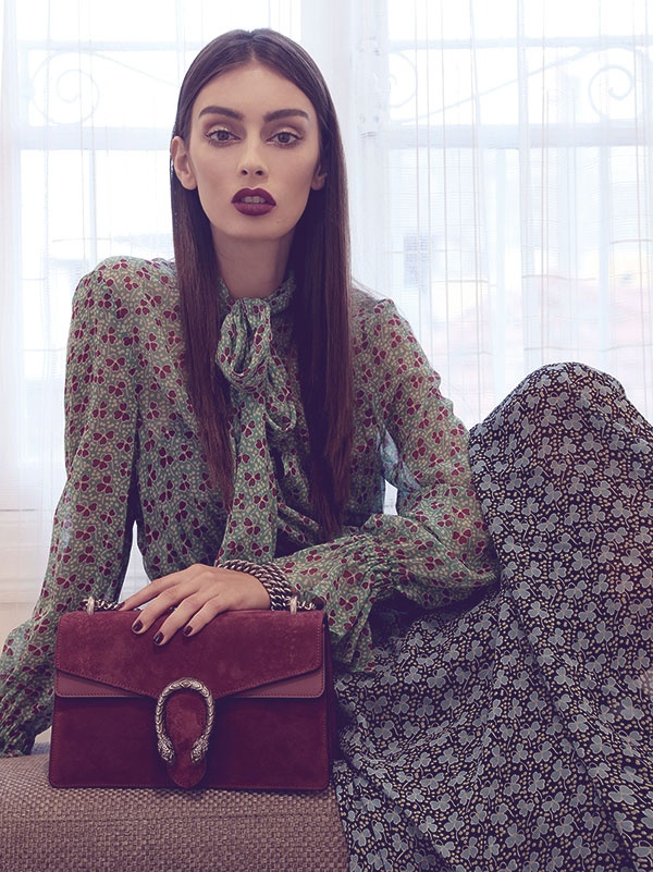 فستان من الحرير المطبع بالأزهار من Philsophy di Alberta Ferretti. حقيبة من جلد الأيل والجلد من Gucci.
