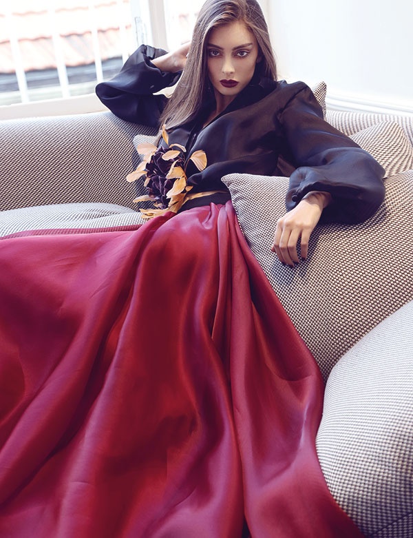 قميص وتنورة طويلة من الأورغنزا من The Dress Concept. قلادة من الأزهار من DRIES VAN NOTEN.
