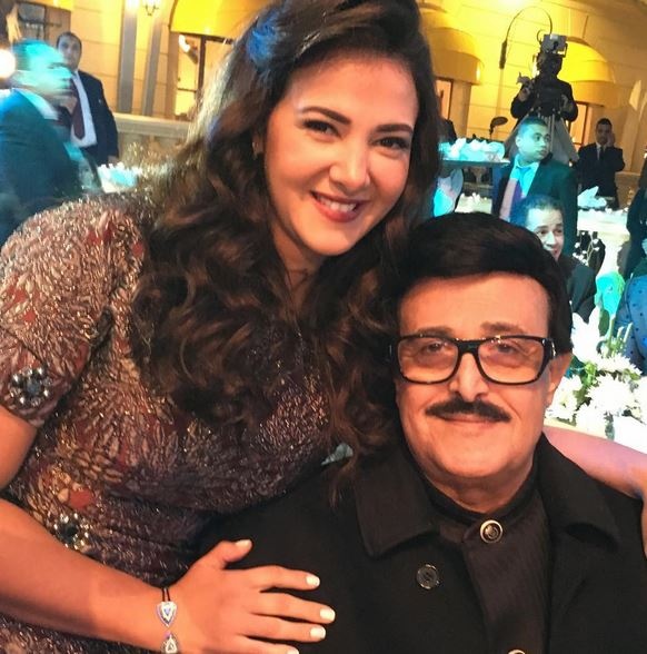 بالصور - دنيا سمير غانم تطبع صور والدها على حقيبتها!