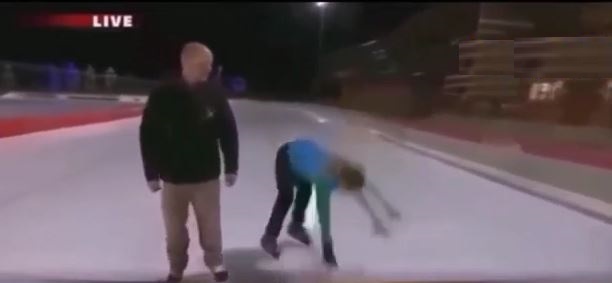 بالفيديو - مذيعة تتعرض لموقف محرج بعد سقوطها على الهواء