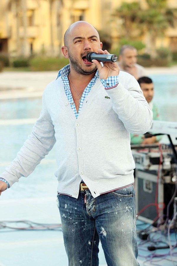 محمود
العسيلي:
أرسلت لزوجتي رسالة 
على «فيسبوك» لأطلب يدها