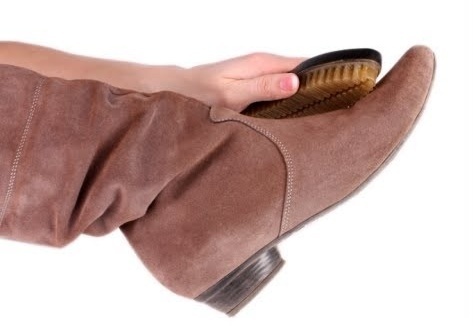 اليك الطريقة الأسهل لتنظيف أحذية الشامواه بمستحضر من المطبخ