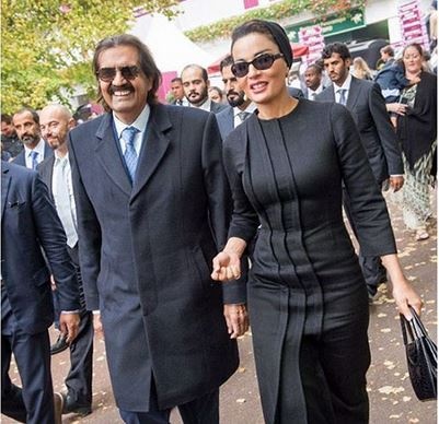 الشيخة موزة تنشر صوراً من المستشفى لأمير قطر السابق بعد الجراحة