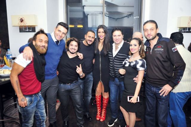 تامر عبدالمنعم يتوسط أحمد أيوب ورنا سماحة وساندي وهاني محروس وحجاج ونور
