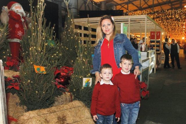 كارول شرباتي وولداها رئيف وشريف
