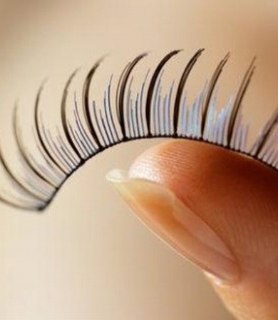 رموش اصطناعية تفسد خطوبة سعودي... وأهل العروس يطردونه خارجاً!