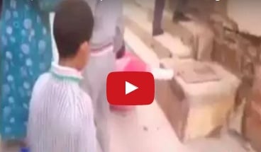 بالفيديو - رجل يضرب زوجته بوحشية أمام الجيران!