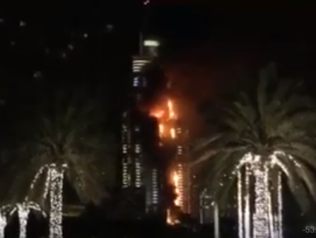 عاجل بالفيديو - حريق يلتهم أحد فنادق دبي قرب برج خليفة