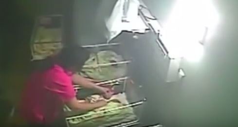 فيديو خطير لممرضة تضرب رضيعة حديثة الولادة.. وتكسر جمجمتها!!