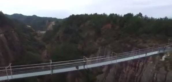 بالفيديو – مذيعة في أخطر تحدي.. شاهدوا كيف عبرت أطول جسر زجاجي