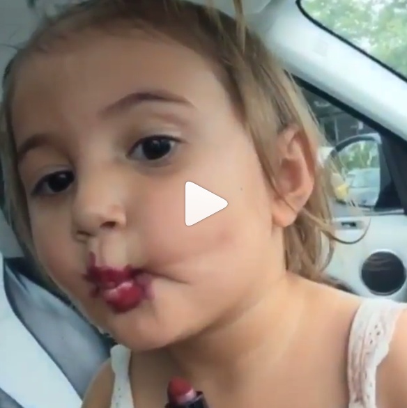 بالفيديو - شاهدوا هذه الطفلة تضع أحمر الشفاه... أليست رائعة؟