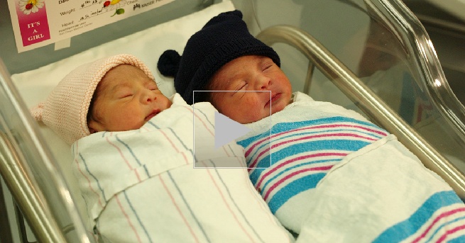 بالفيديو - توأمان... كل واحد منهما ولد في عام مختلف!