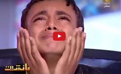 بالفيديو - أب بلا رحمة يفجع طفليه بوفاة امهما على الهواء مباشرة