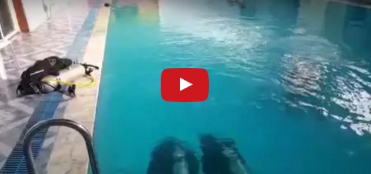 بالفيديو - سعودي يصلي تحت الماء مسجلاً رقماً قياسياً