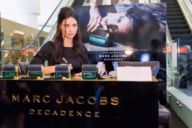 هذا هو سر أدريانا ليما وعطر MARC JACOBS DECADENCE