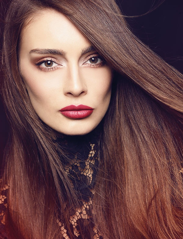 ألوان حيادية وترابية، إضافة إلى الذهبي والأحمر المائل إلى الأسود...