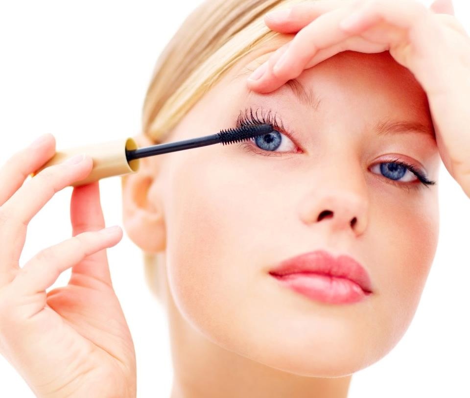 خلطات منزلية طبيعية للحصول على رموش كثيفة