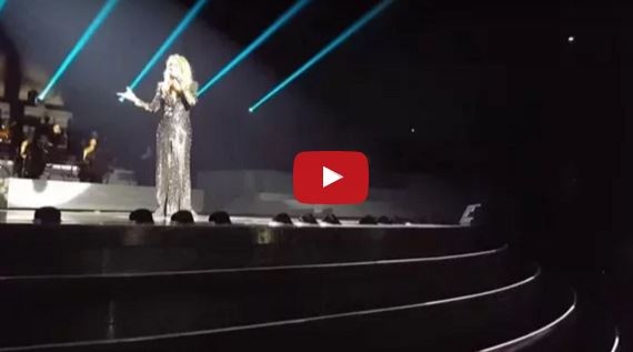 بالفيديو- سيلين ديون تفاجئ جمهورها في ليلة رأس السنة وتغني لأديل! استمعوا كيف غنتها