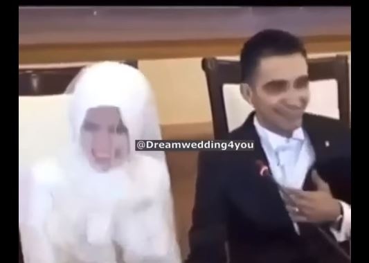 بالفيديو - رد فعل طريف لعريس شاهدوا كيف صرخ