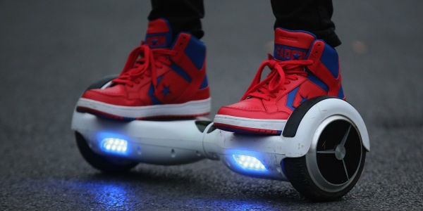 بالصور - بعد وفاة سعودي.. عائلة تنجو من حريق بسبب لوح التزلج الكهربائي