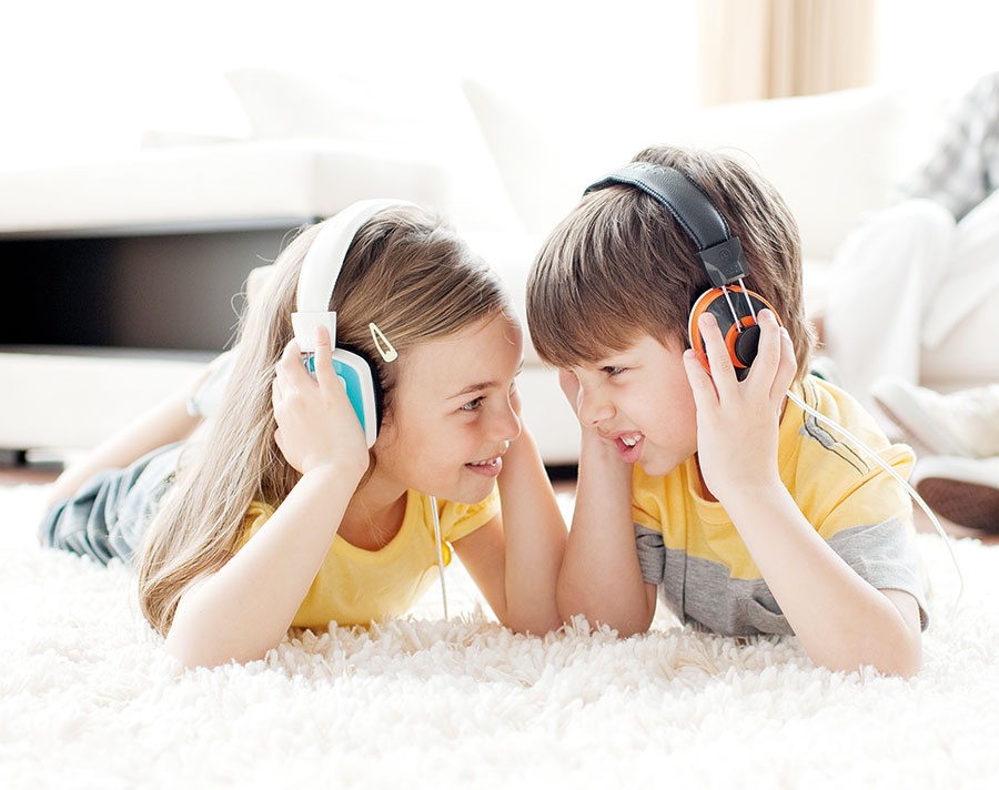طفلي والاستماع إلى الموسيقى