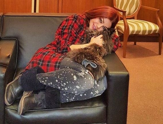 هيفاء وهبي تخرج لسانها في لقطات طريفة مع مديرة اعمالها