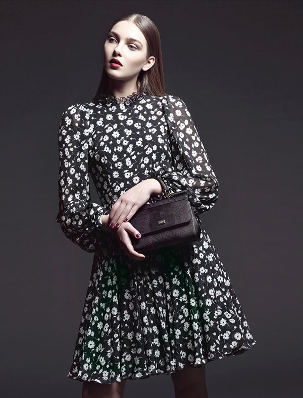 فستان من الحرير المطبع وحقيبة من الجلد من Dolce&Gabbana.
