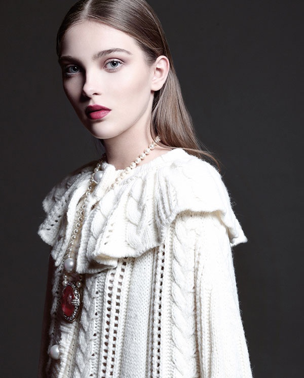 رداء من الصوف من Philosophy di Alberta Ferretti. قلادة من Roberto Cavalli.
