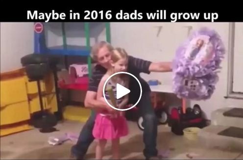 بالفيديو- مواقف طريفة لأباء مع أولادهم... أنت أم شاهدي الفيديو وابتسمي
