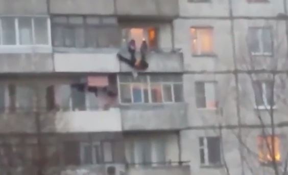 فيديو خطير - انتقمتا من عشيقهما بإلقائه من الطابق الخامس!