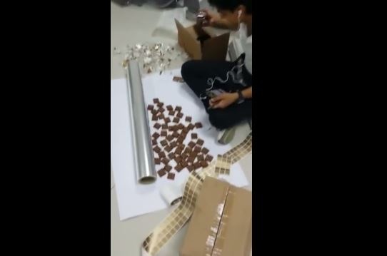 فيديو خطير - عامل يغلف شوكولا منتهية الصلاحية لبيعها في السعودية