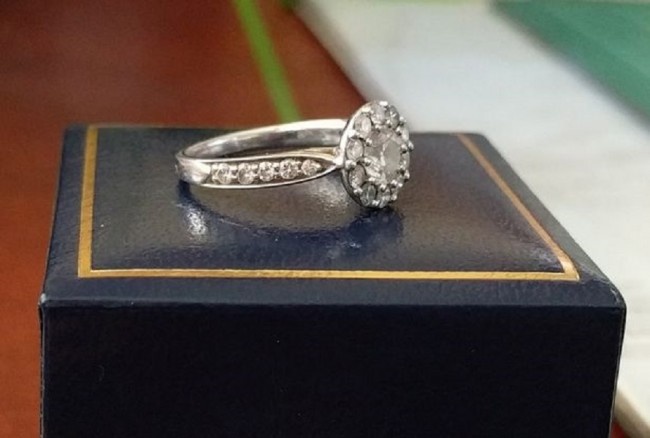 مسابقة مغرية: شاب يمنح خاتم خطيبته الغالي لحبيبين يستحقانه!